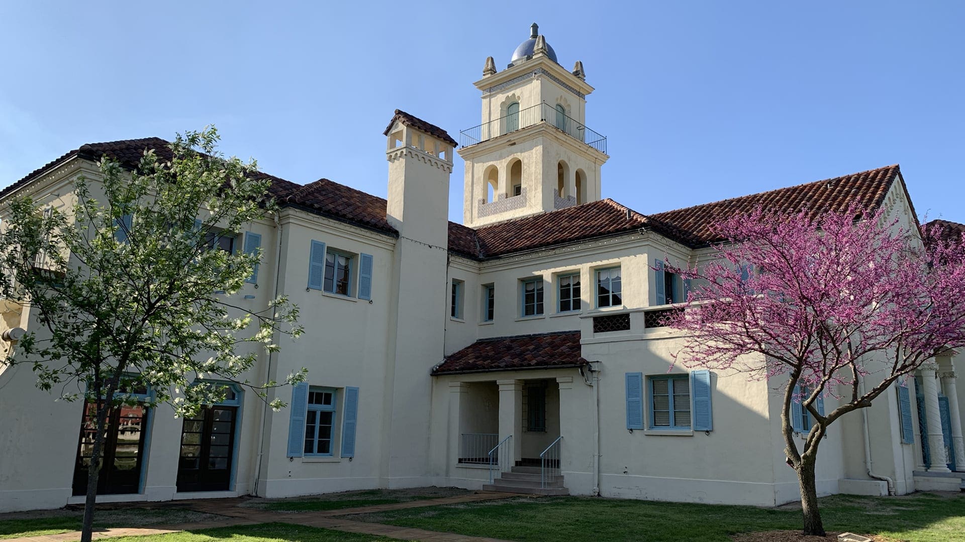 La Quinta mansion exterior in spring