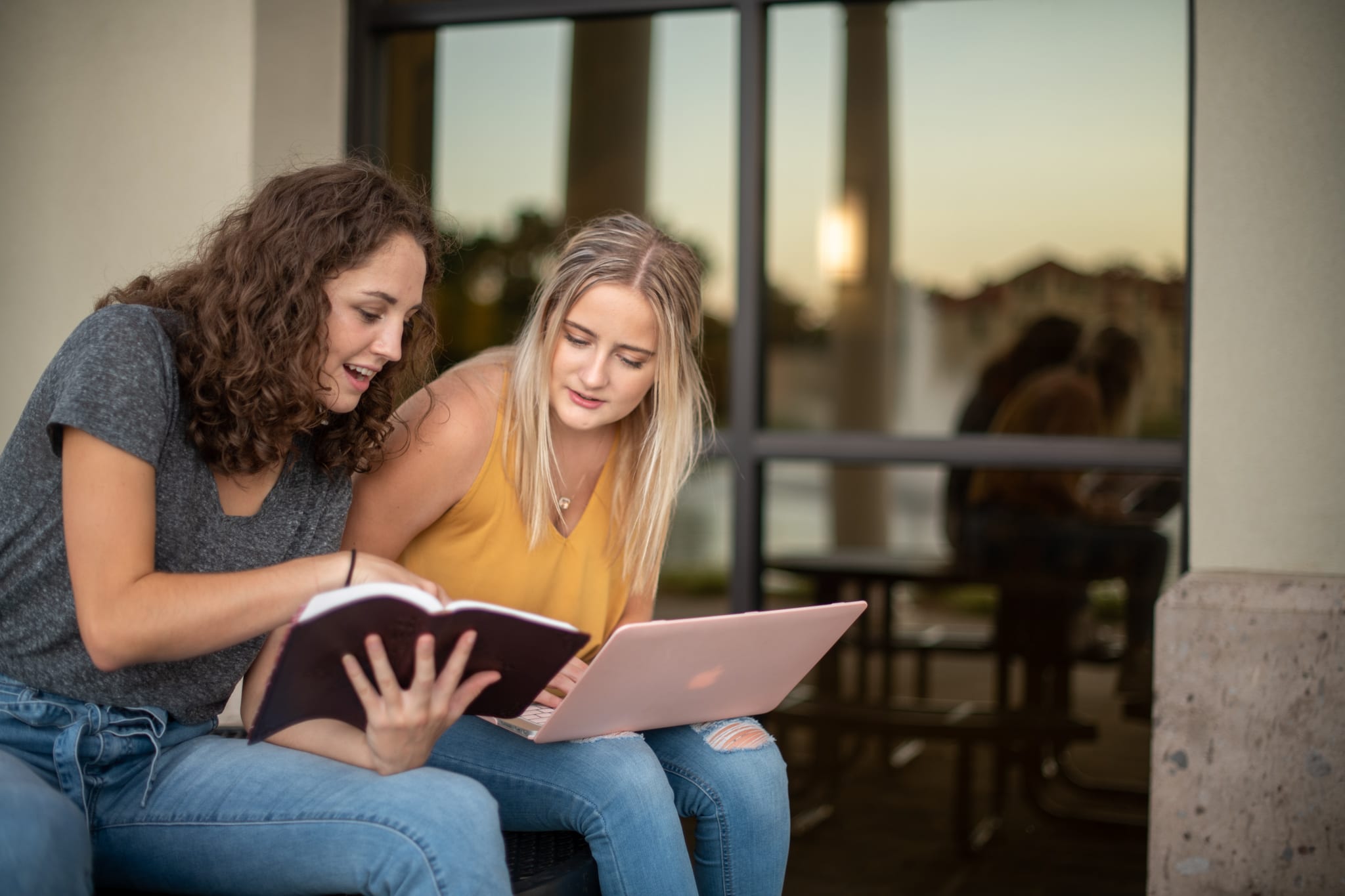 2020photoshoot-23 Students reading outside the library
