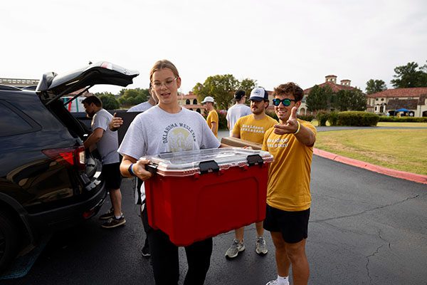 OKWU student leaders helping on move in day